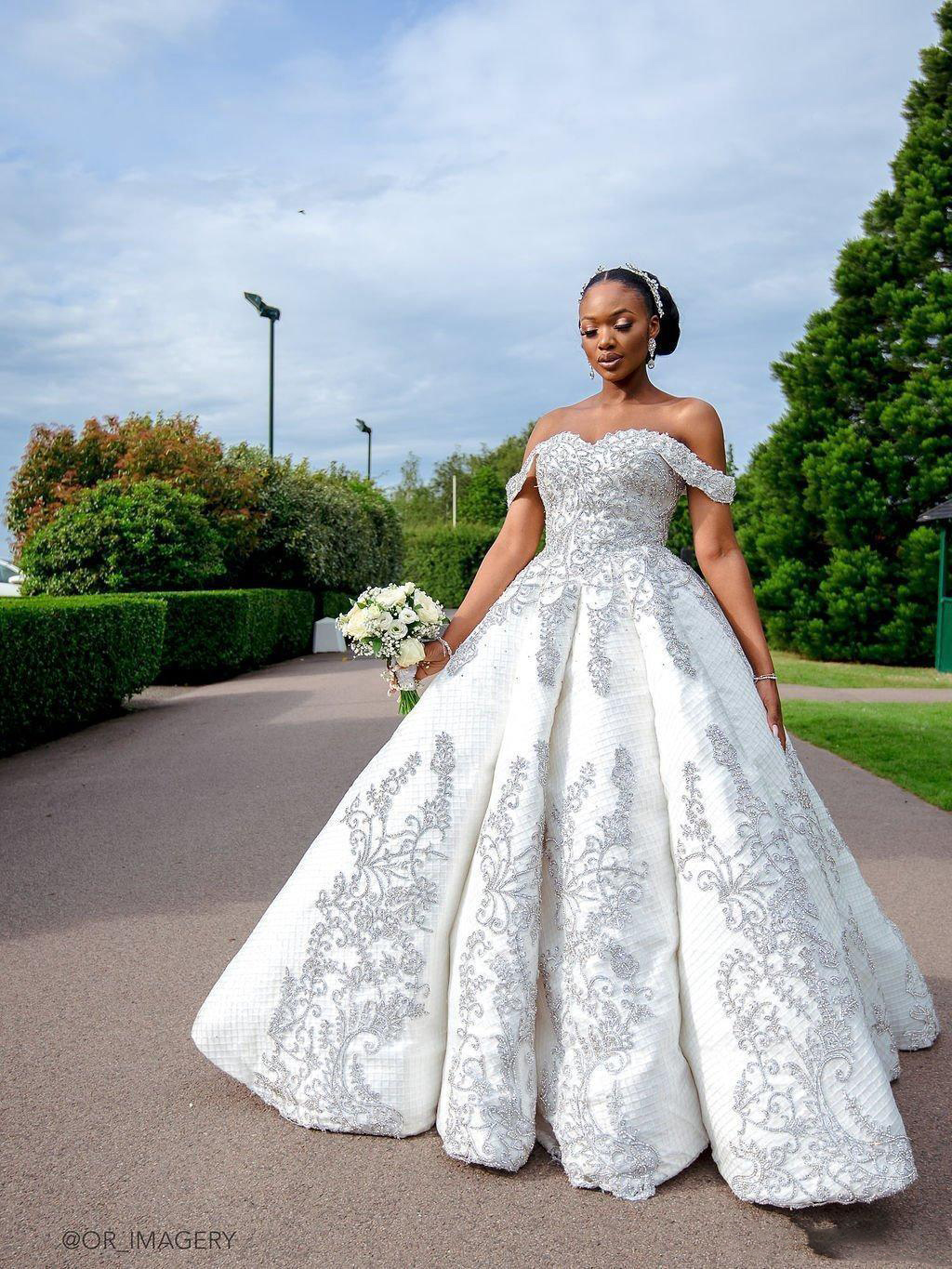 Robes de mariée en Perles de Perles de luxe en Perles d'Afrique 2021 Sexy Cristal Appliqué Train Balayer Black Girl De Mariage Robe De Mariée Rob