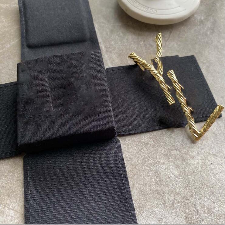 

2021 hot-selling golden letter brooch, texture and creative features, niche corsage, net red, unisex and fast delivery
