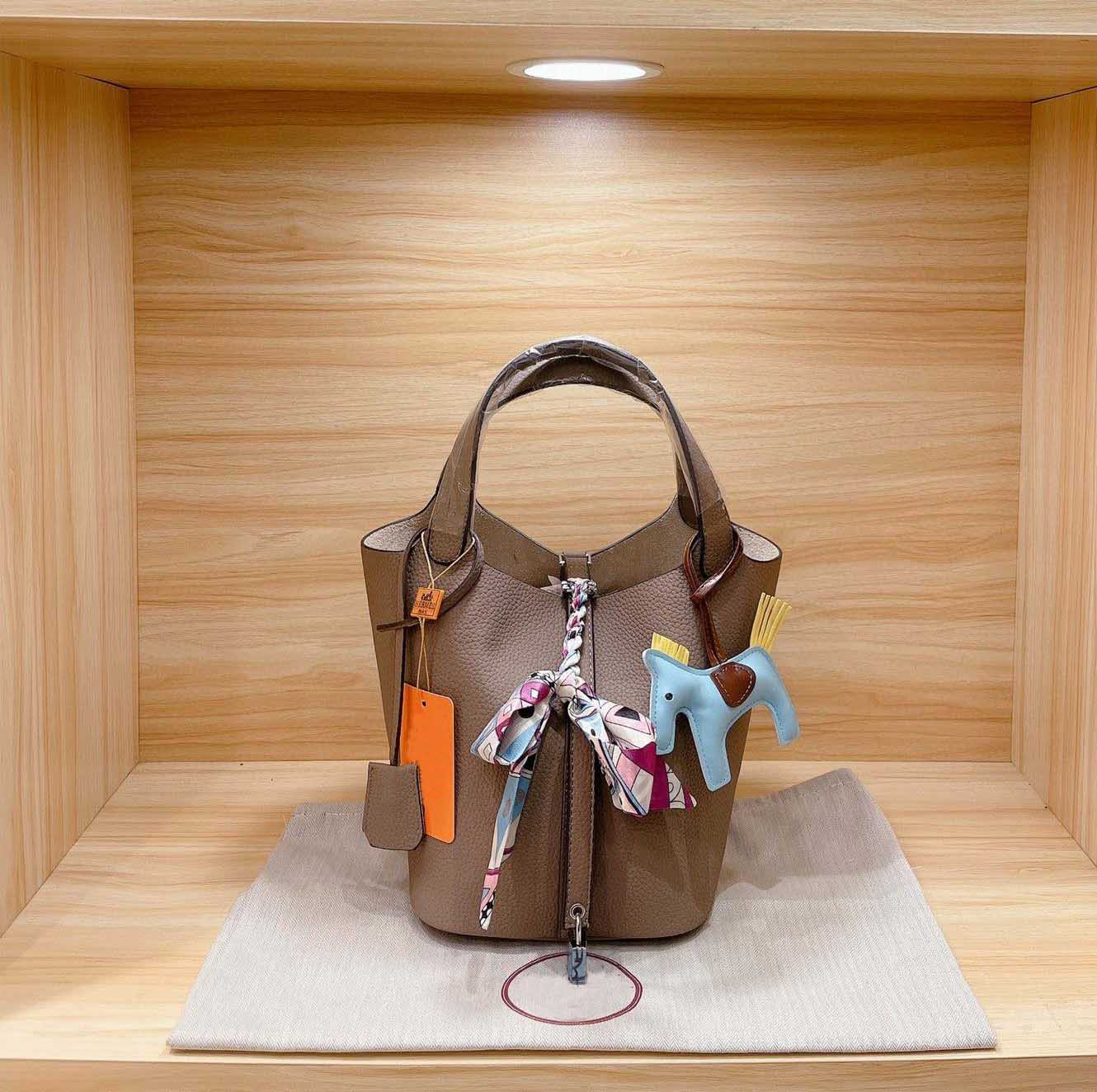 

Classic hot-selling women's vegetable basket bag designer brand fashion high-quality high-quality handbag free silk scarf