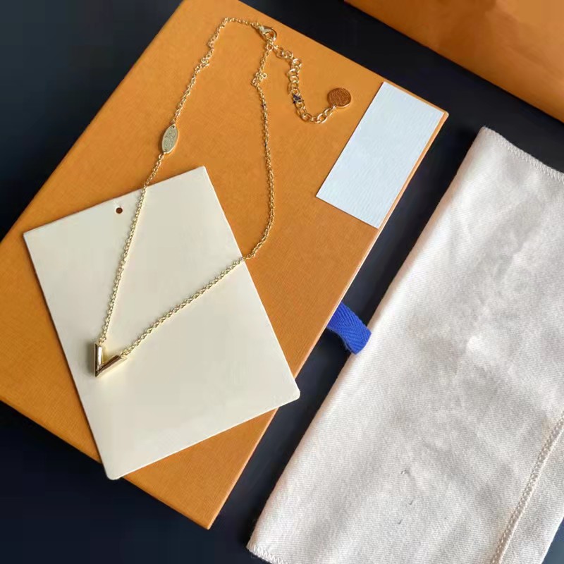 

With Box Designer Jewelry Necklaces Pendant Gold Love V Necklace Women Men Elegant Chains Luxury Pendants Titanium Chain L025