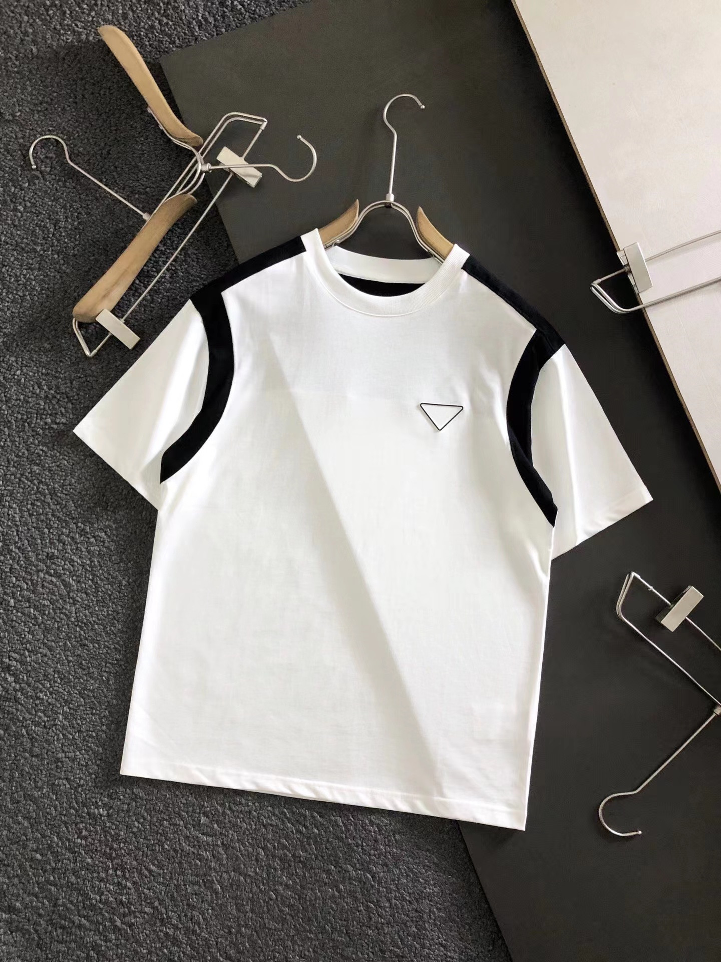 

Luxury designer Prad mens T shirts spring and summer couples black and white stitching short-sleeved top quality budge soft skin-friendly stretch M-XXXL, Bag
