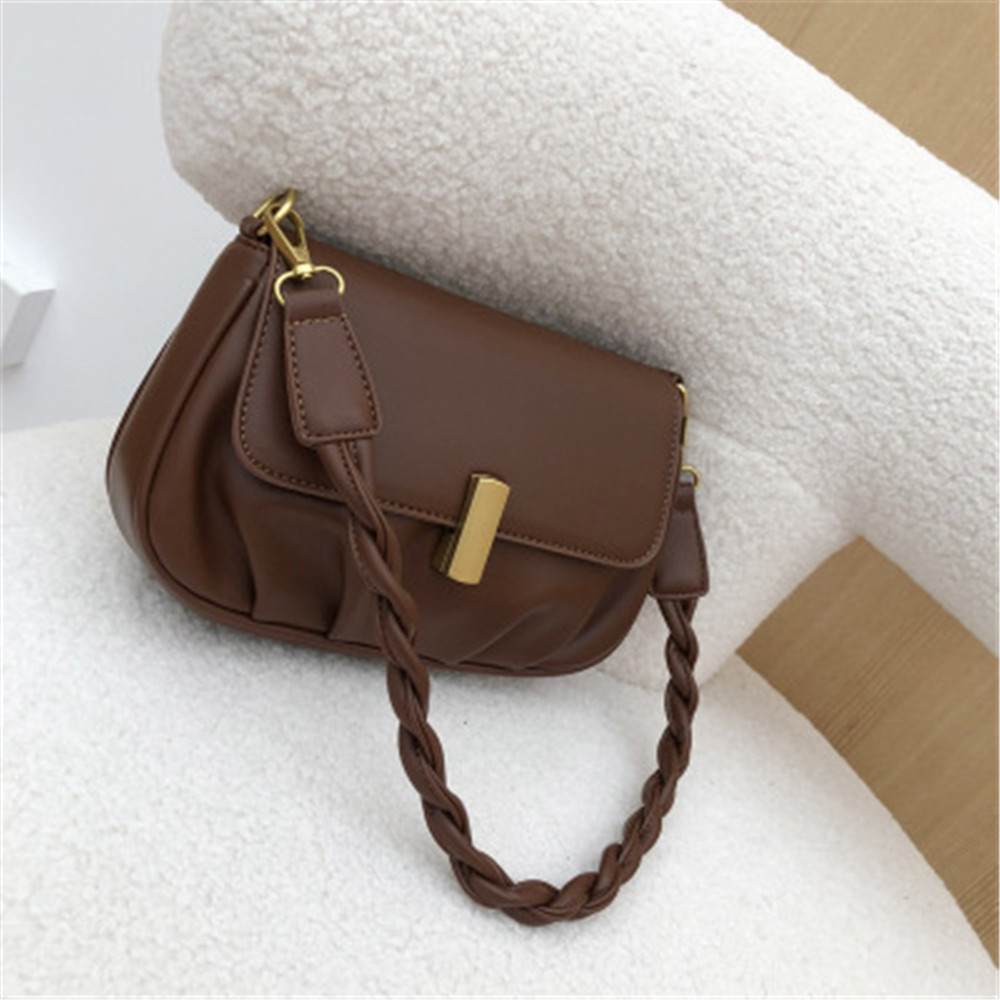 

2021 super fire underarm messenger handbag, comfortable and soft leather, Black;red