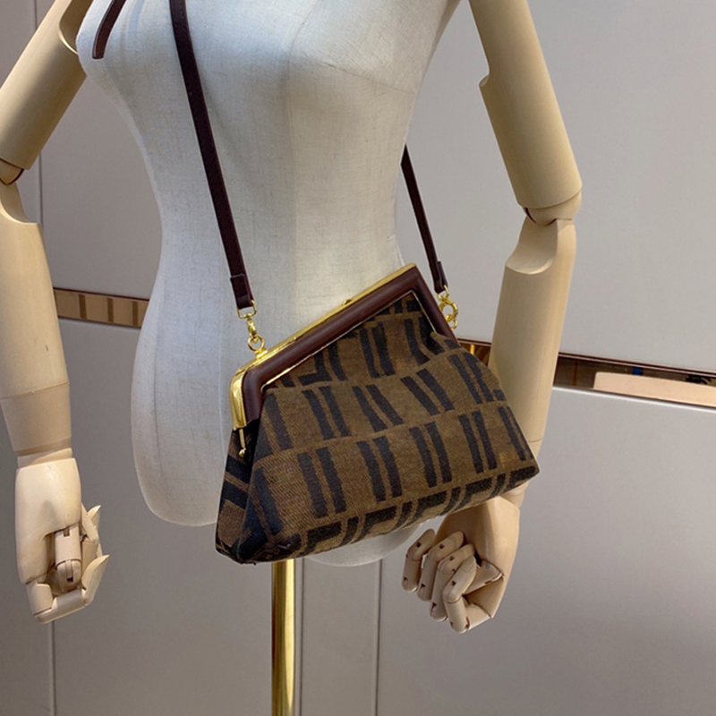 

Cross Body Bag Shoulder Bags Designer Hobo Women Fclasp Handbag Womens Handbags Luxurys Designers Bags Totes Hobos Purses