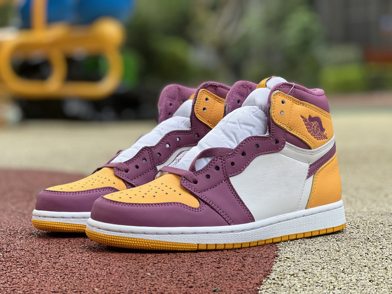 

Authentic 1 High OG Brotherhood Basketball Shoes University Gold Light Bordeaux White Retro Men 1S Sports Sneakers With Box, Customize