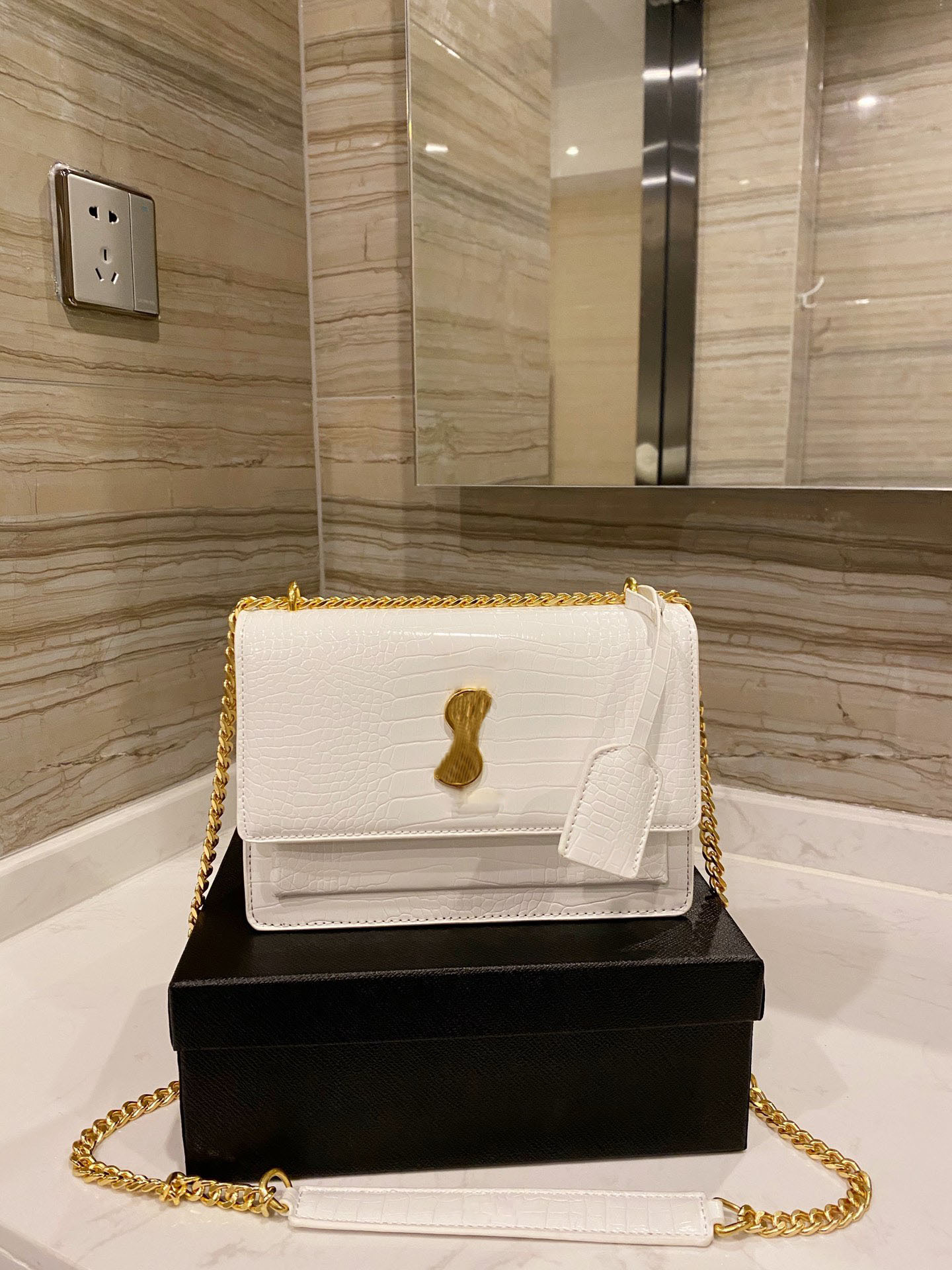 

The tasteful style of leather For mobile phones and headphones and other small fashion bags 24.15cm Organ bag, White