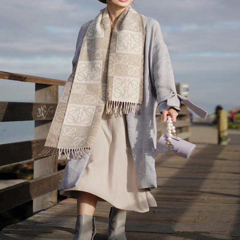 

Scarves CN Plaid Scarf Sweet Hand-painted Butterfly Printed Cashmere Long Shawl Ladies Temperament Warm In Autumn And Winter