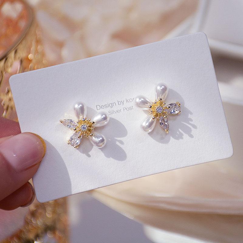 

Stud Exquisite Bling Crystal Flowers Earrings For Women Designer Creativity Luxury Jewelry High Quality Zircon S925 Needle Gift