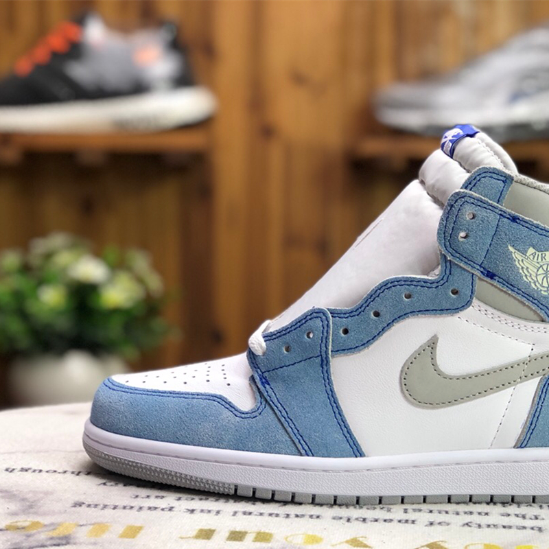 

Hyper Royal University Blue 1s Mens Basketball Shoes Sail Obsidian UNC Silver Toe Black Cat Bred Pure Money Starfish Fire Red Men Sports Women Sneakers Trainers 001, Boxless