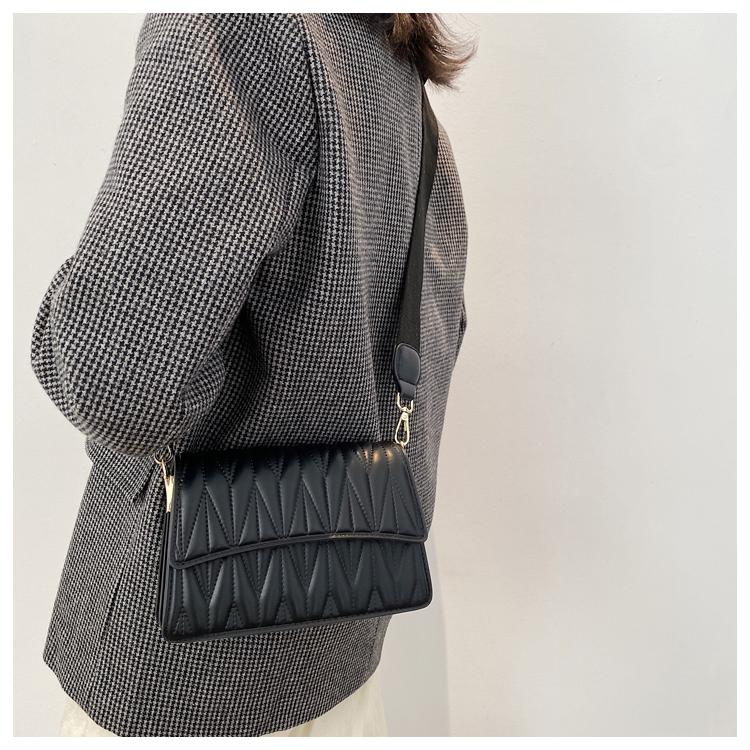 

2021 stylish strapless SATCHEL small red pleated broad band single shoulder small square bag, Black