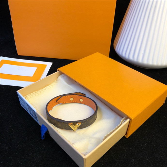 

Luxury Jewelry Women Leather Designer Bracelets With four leafs flower Pattern and stamps gold