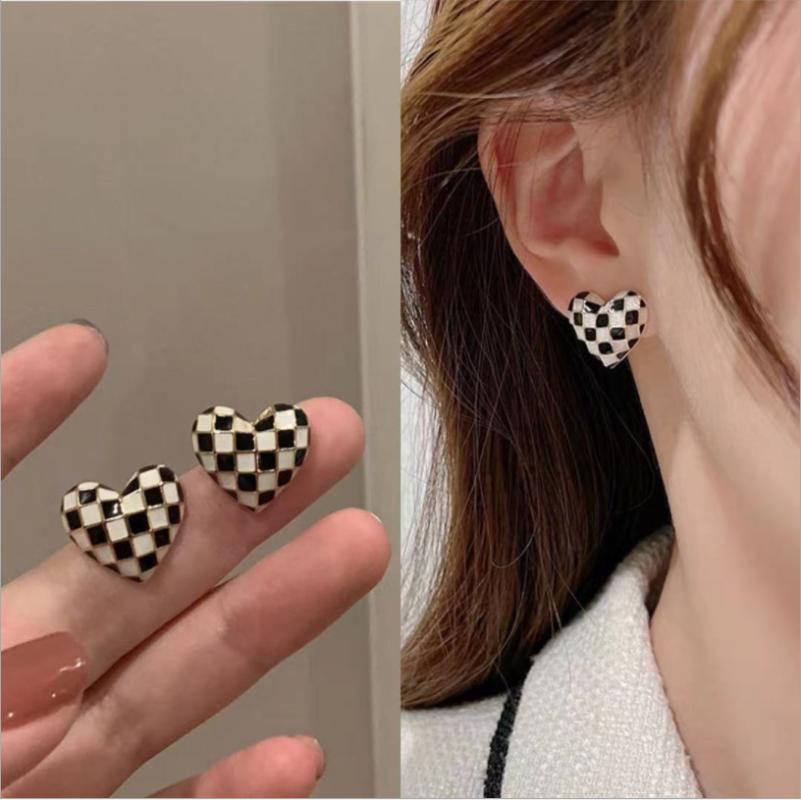 

Stud 2021 Trend Vintage Love Heart Black White Checkerboard Earrings For Women Girls Aesthetic Party Gifts