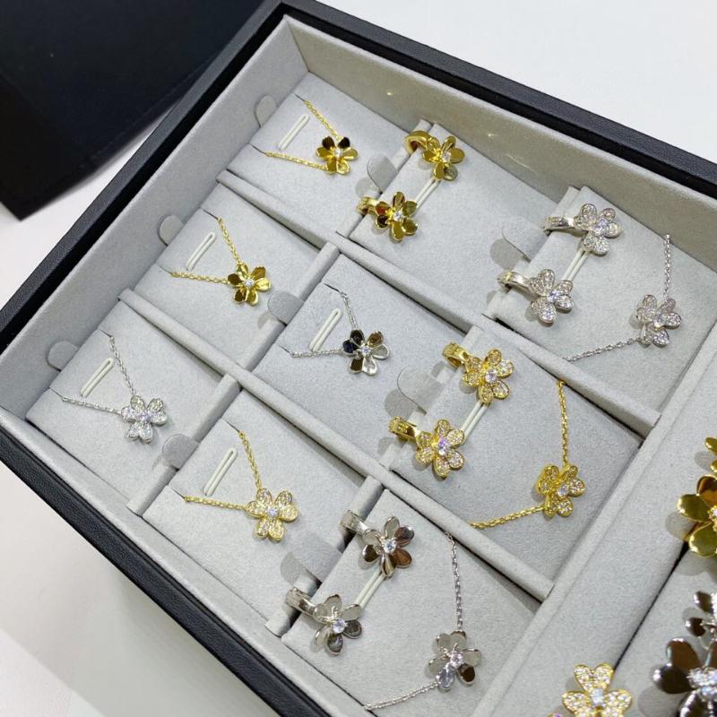 

Hot flower jewelry set 3 clover clip earrings leaves necklace ring bracelet set sign logo jewelry Frivole, As pic