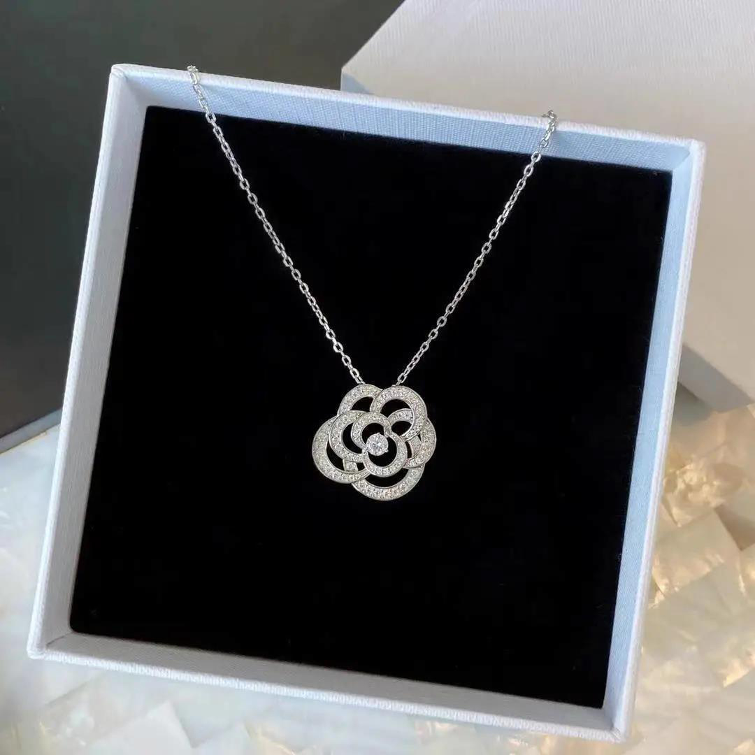 

Designer necklace Luxury fashion exquisite pendant simple flower women's clavicle chain high feeling diamond inlay good nice