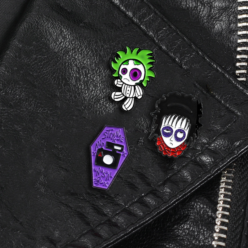 

Horror Doll Puppet Metal Enamel Brooch Purple Vampire Coffin Badge Pin Gothic Trendy Costume Backpack Jewelry Accessories Gift, Mixed colors