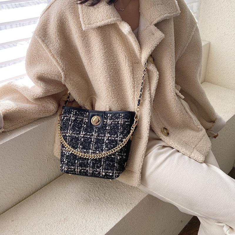 

One-shoulder sloping bag women's 2021 trend Korean version, Chivu khaki
