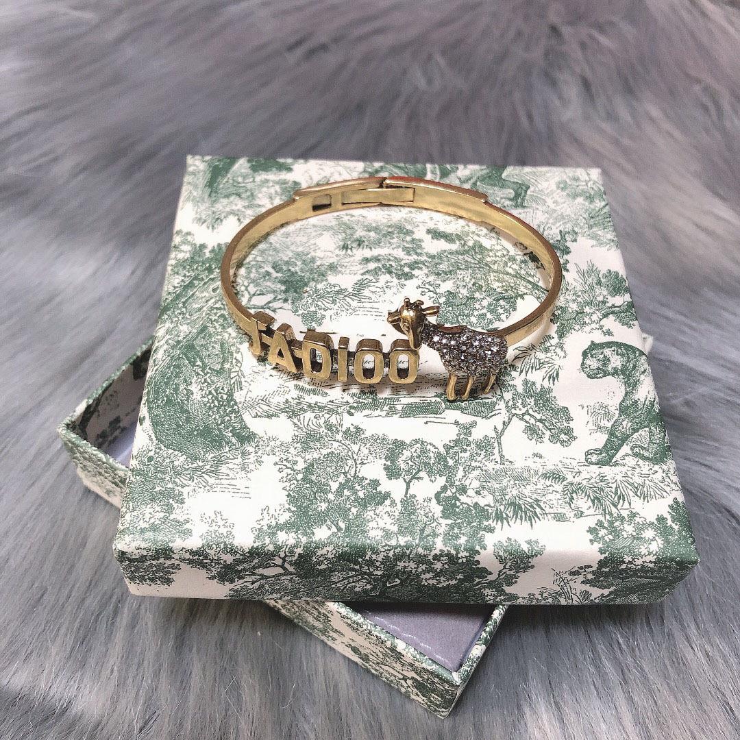 

Dijia / Dejia new letter opening female blogger's diamond inlaid Sika Deer Bracelet