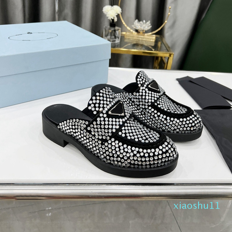 

2022 Black Slippers Crystal Satin Mules With Crystals Woman Triangle Slippers Classic Penny Loafer Sandals Thick Rubber Tread Sole Mule Casual Fash