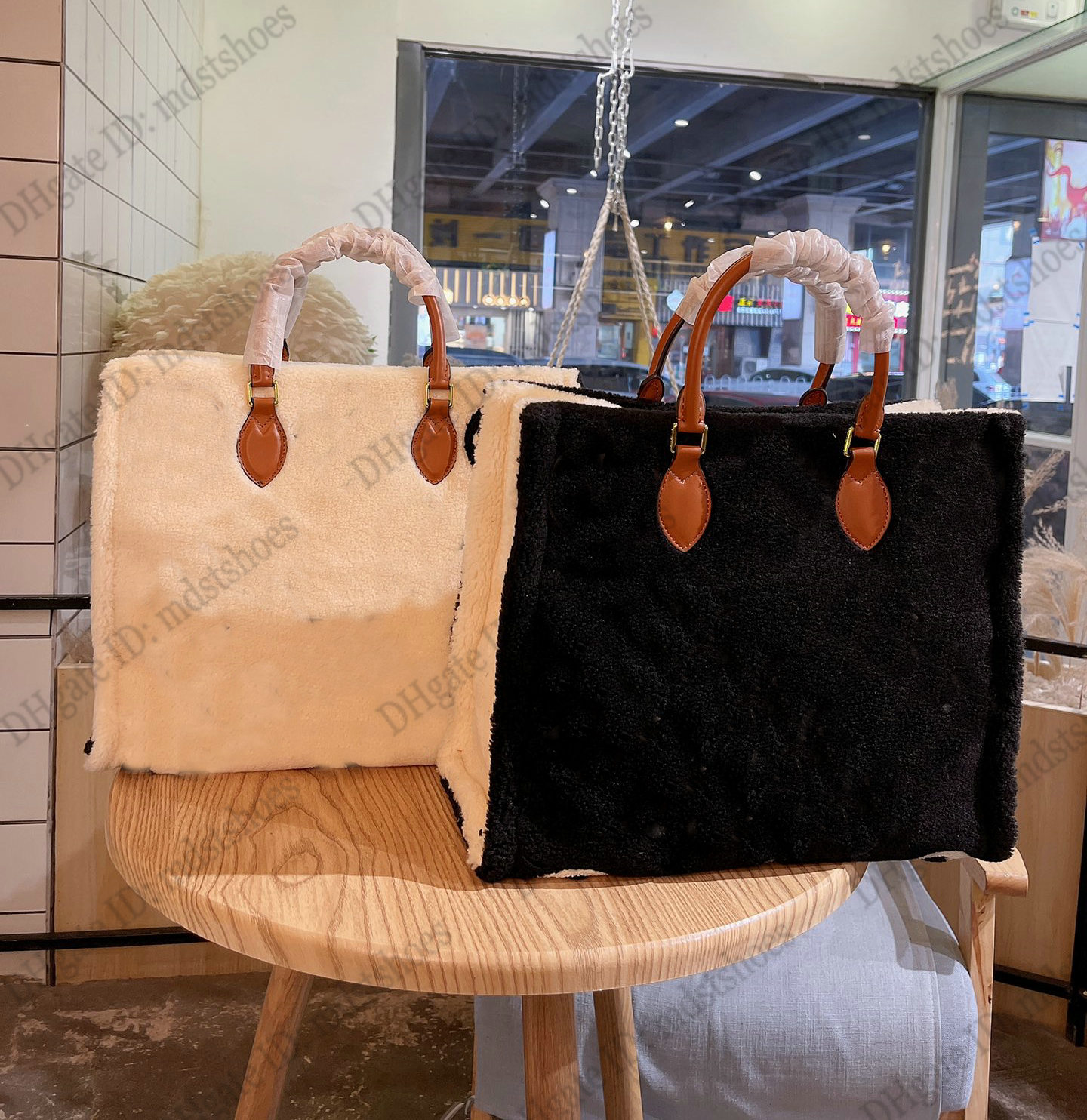 

Teddy ONTHEGO MM Tote Bag Fur On the Go Shearling Fleece Giant Monograms pattern Womens Designer Luxurys Winter Wool Handbag