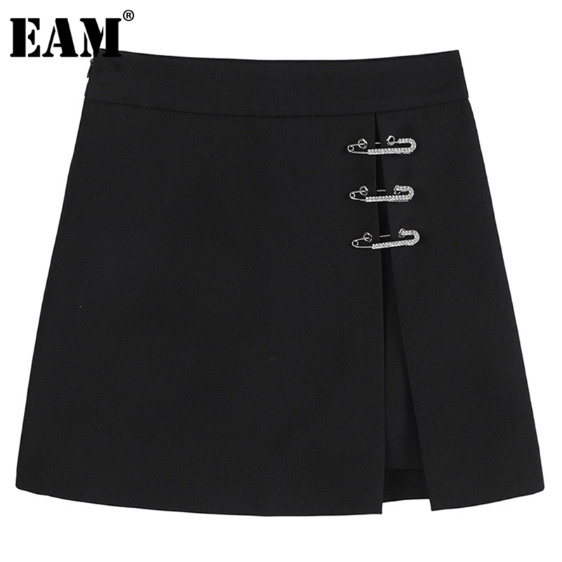 

[EAM] Irregular Pin Decoration Black Split High Waist Mini Half-body Skirt Women Fashion Spring Autumn 1DD4913 210708