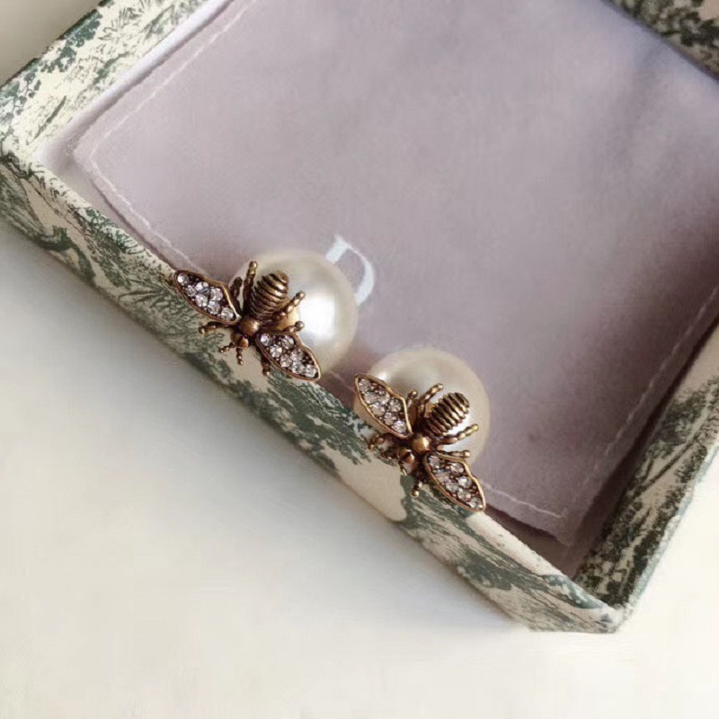 

Design jewelry Tiktok new small bee trembling sound brass material personality stud earnail