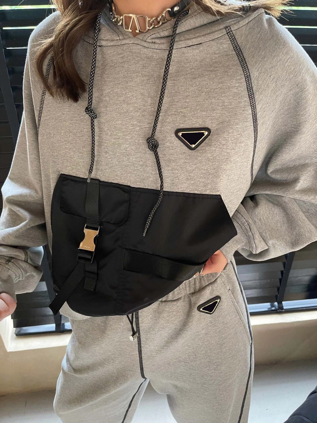 

2 pieces hoodies pants 21ss womens Tracksuit designer sports running set comfortable high quality side plaid Elastic A-shaped cut Winter plus velvet suits, Gray