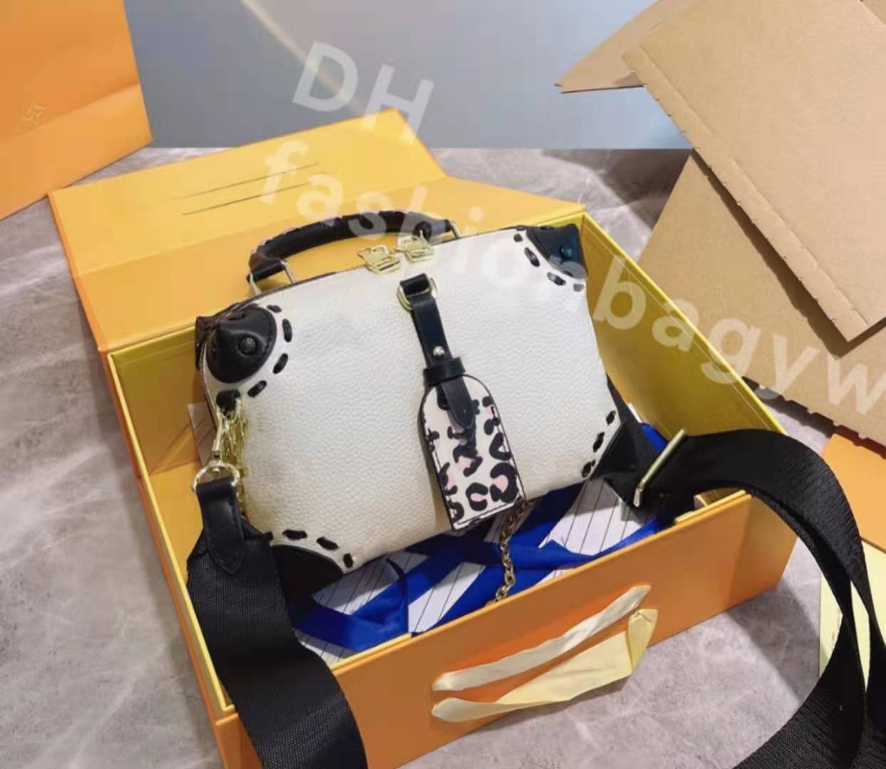 

2021 Fashion designer square box Totes cartoon leopard wild capsule petite malle souple leather handbag woman shoulder crossbody bag Simple