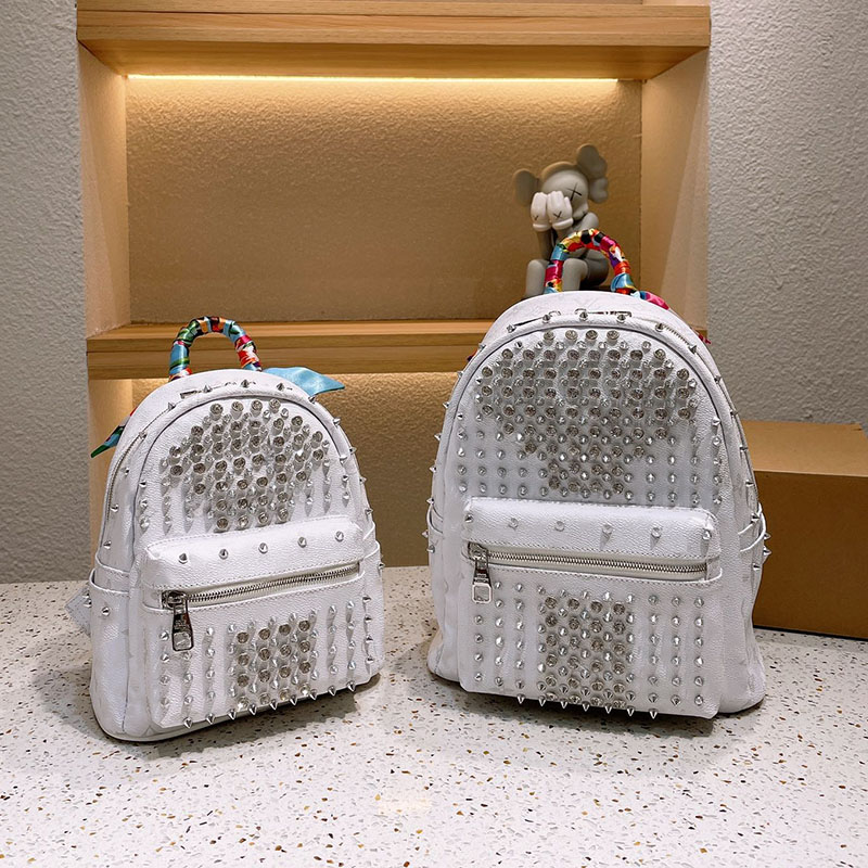 

27C/22C 2021 Womens Luxurys Desingers Backpack Bags Palm Calfskin Rivet Strass Rhinestones Unisex Boys Girls School Large Capacity With Old Flower Scarf Handbags, 27x31cm white