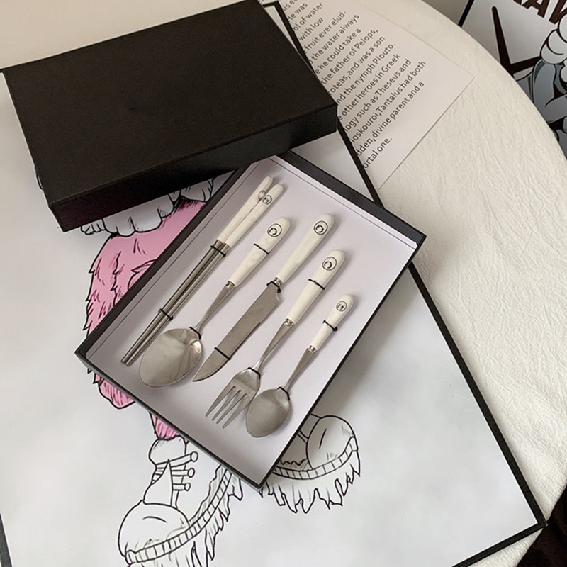 

6pcs/Set Luxury Knife Fork Spoon Letter C Luxurys Designers Fork Kit Steak Cutlery Set Western Tableware Creative Fashion Home D2111052Z, White