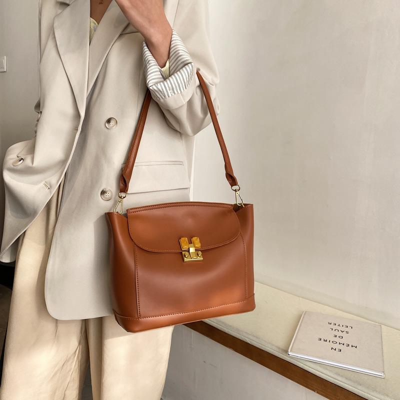 

European Temperament Lock Button Ladies Shoulder Armpit Bag 2021 PU Leather Designer Lady Crossbody Bag Solid Color Shopper Bags, Black