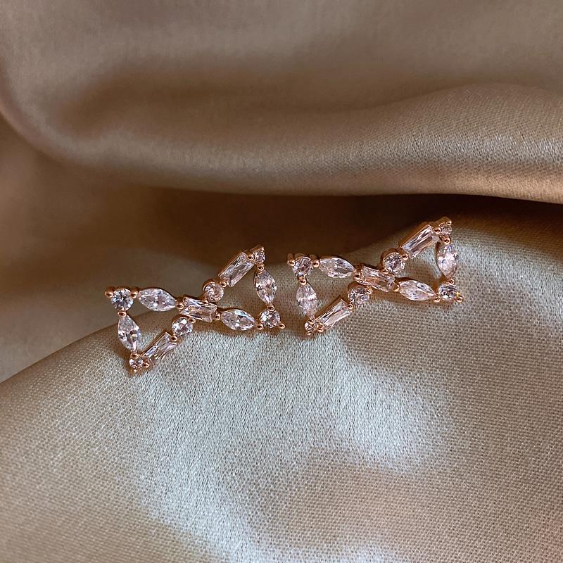 

Dangle & Chandelier Modern Aesthetics Women's Earrings Pearl For Women Luxurious Jewelry 2021 Trend Geometric Bee Shape Stud