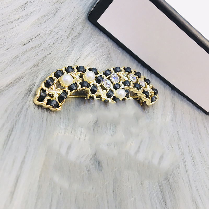 

Designer Brooch New Black Leather Pearl Inlaid Diamond Brooch Classic Double Letter Logo With Steel Seal L-C21, Gray