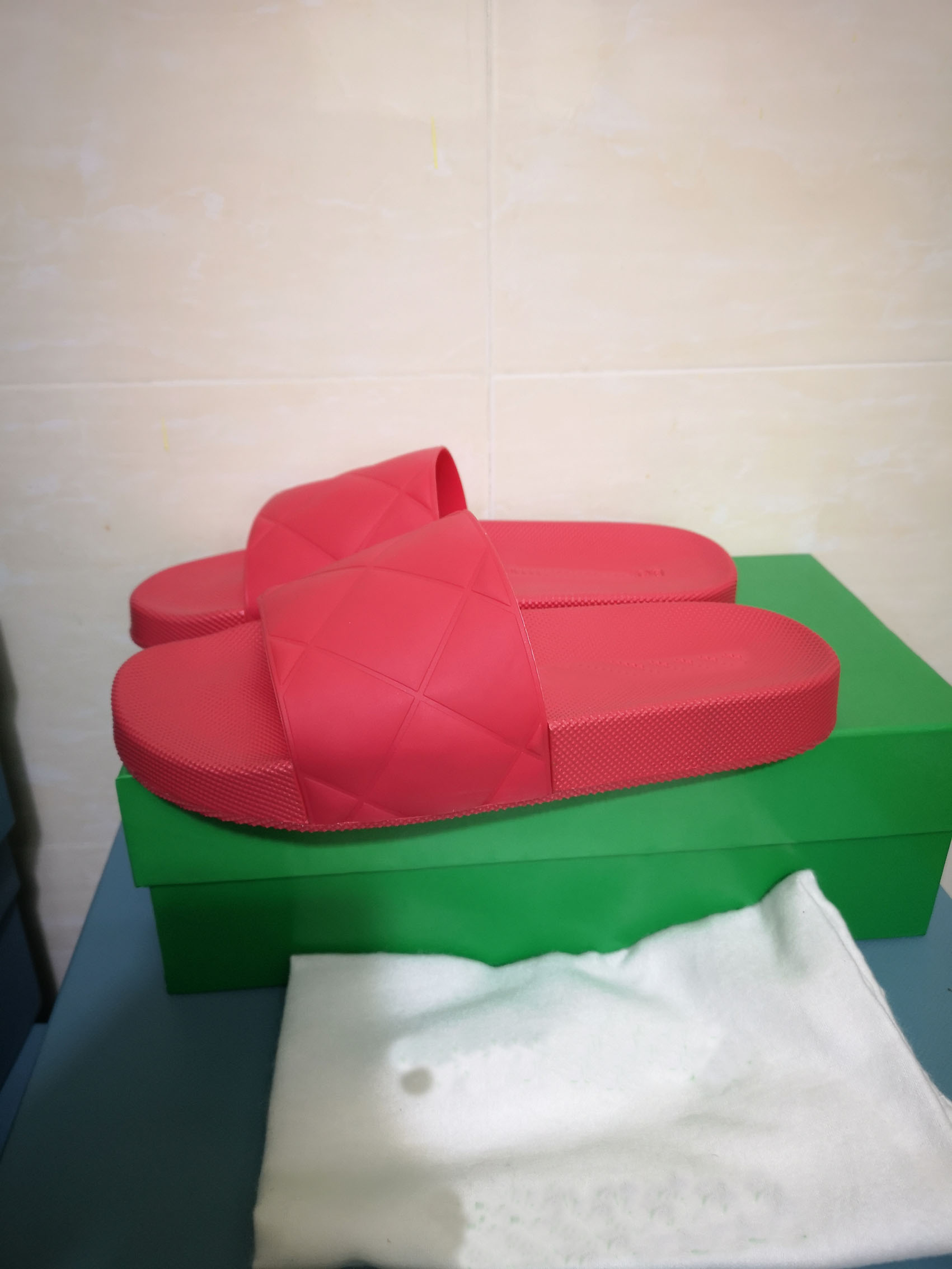 

The latest environmental protection women's massage slippers women's flip flops leisure flat shoes black and white Italian imported leather