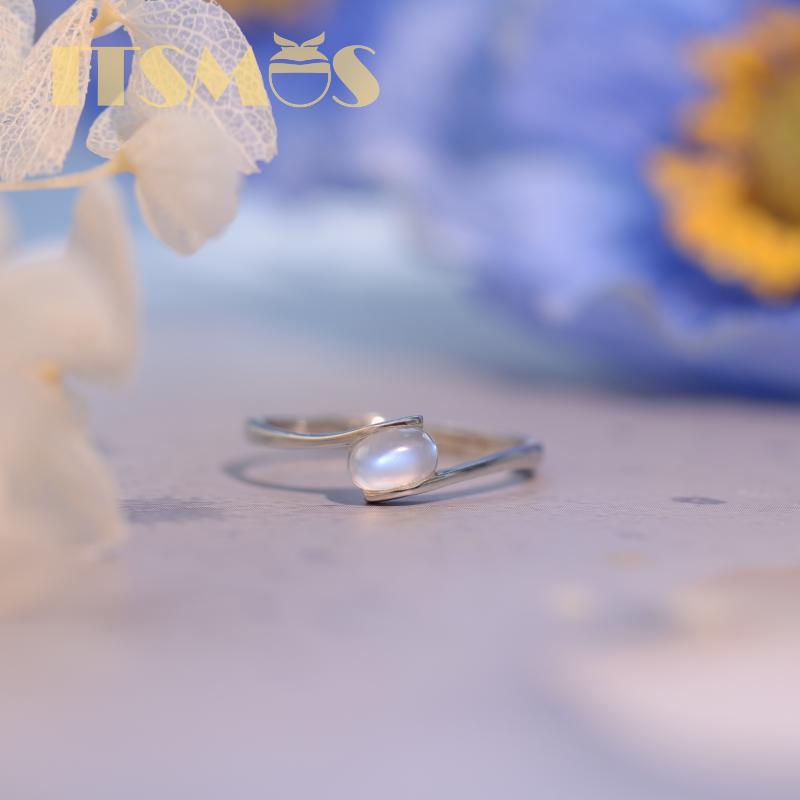 

Cluster Rings ITSMOS Moonstone Ring Female S925 Sterling Silver Design Simple Gift Adjustable Jewelry For Women, Golden;silver