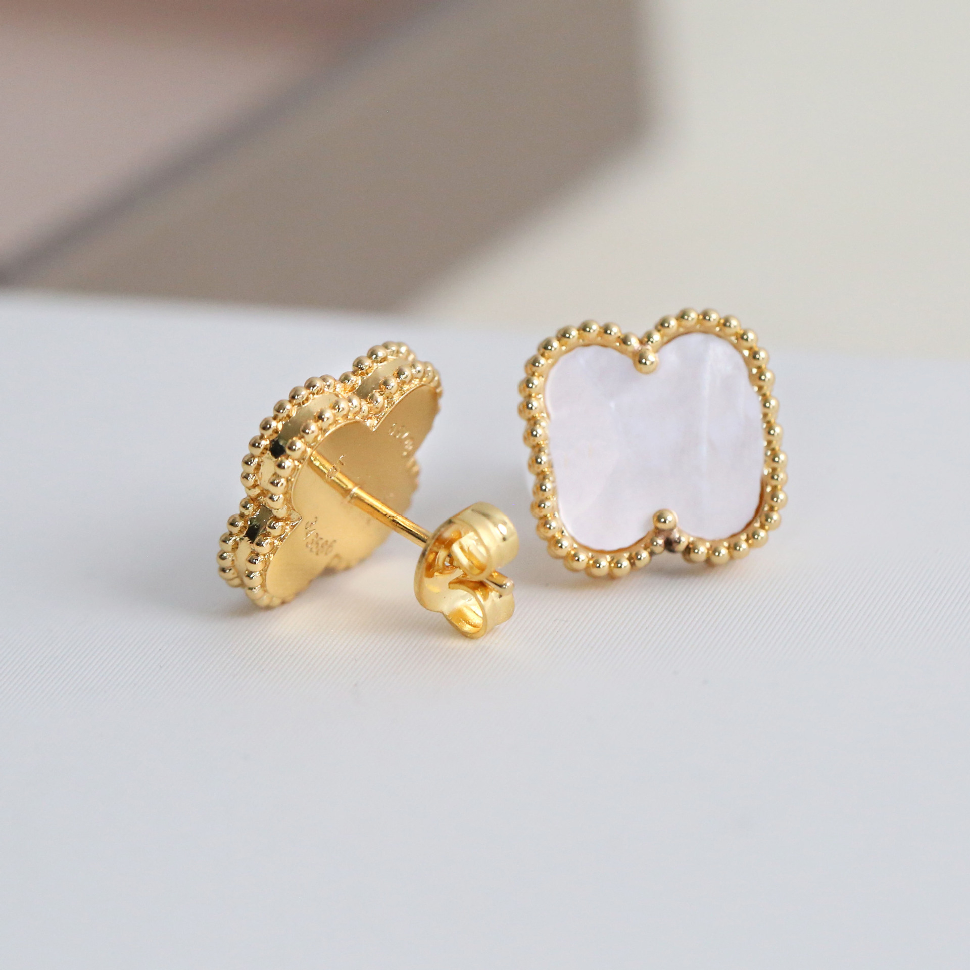 

Luxury Designer Stud Earrings Clover Love Women Classic Van Charm Jewelry Couple Gift pendant Cleef Screw Party Wedding