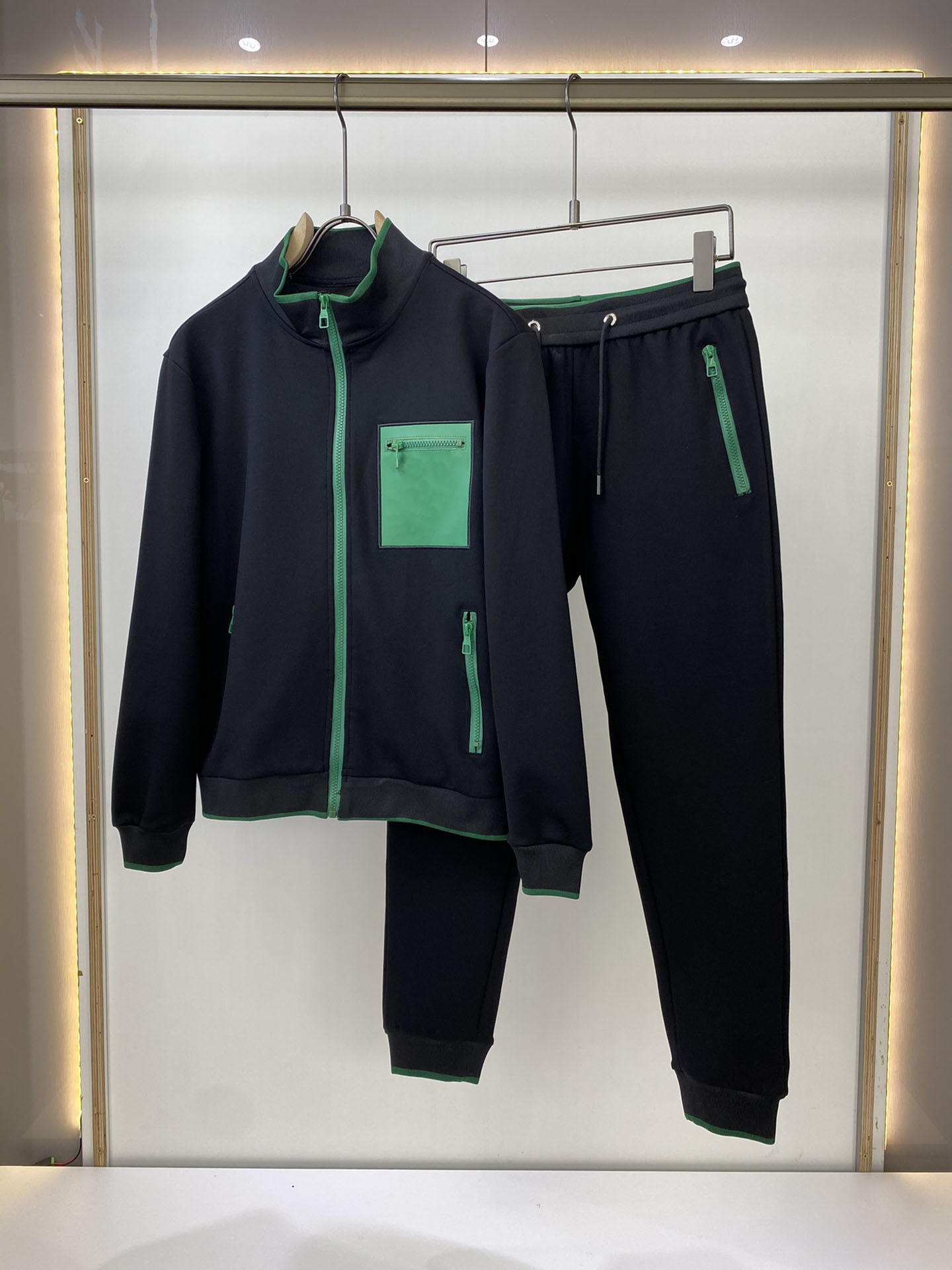 

Men Designer Tracksuits Fashion Two Pieces Set Casual Jacket + Pants Clothing Suit Sport Style Loose Sportwear with Letter Printing, Black