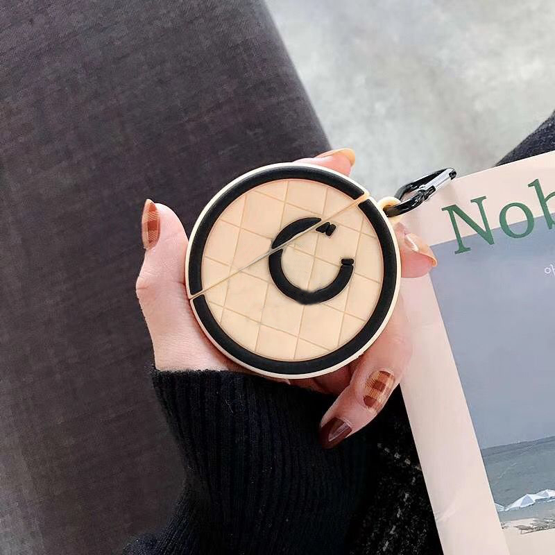 

Fashion Designer Airpods Case For Apple 1.2 Earphone Package Luxurys Designers Wireless Bluetooth Earphone Skin Keychain D2109173Z