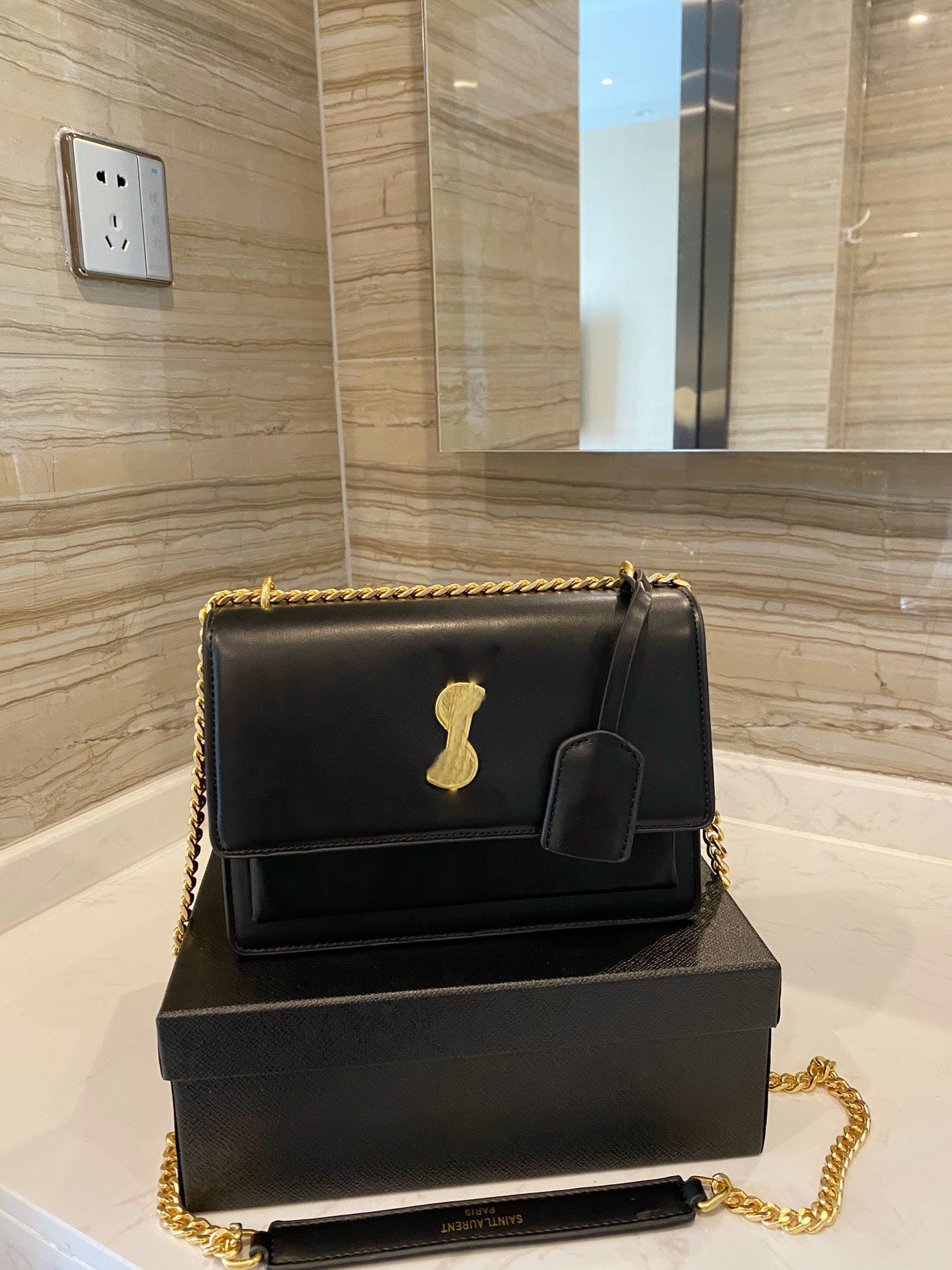 

The tasteful style of leather For mobile phones and headphones and other small fashion bags 24.15cm, Black