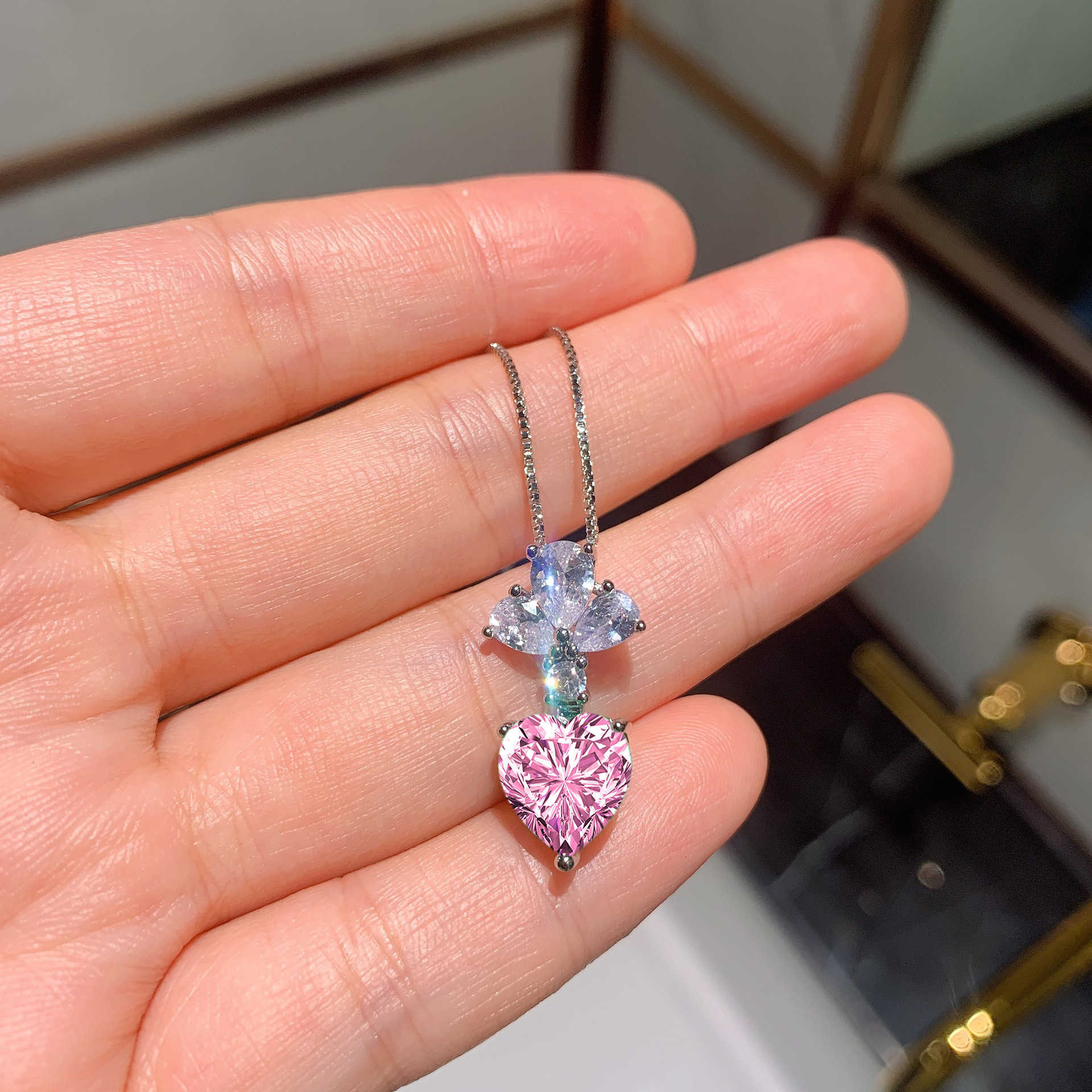 

Temperament Love Pendant Inlaid Pink Diamond Color Treasure Pendant Female Clavicle Chain Yellow Diamond Heart Jewelry