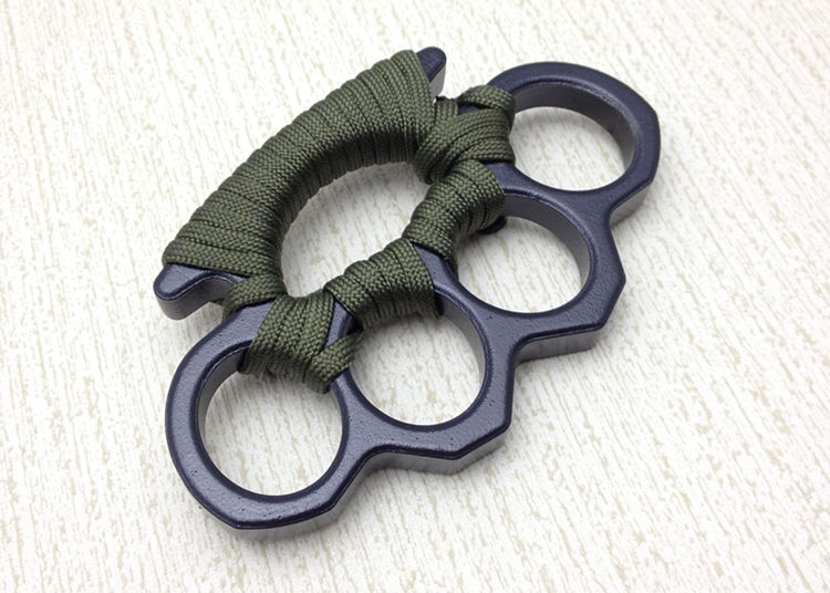 

New ARIVAL Black alloy KNUCKLES DUSTER BUCKLE Male and Female Self-defense Four Finger Punches555
