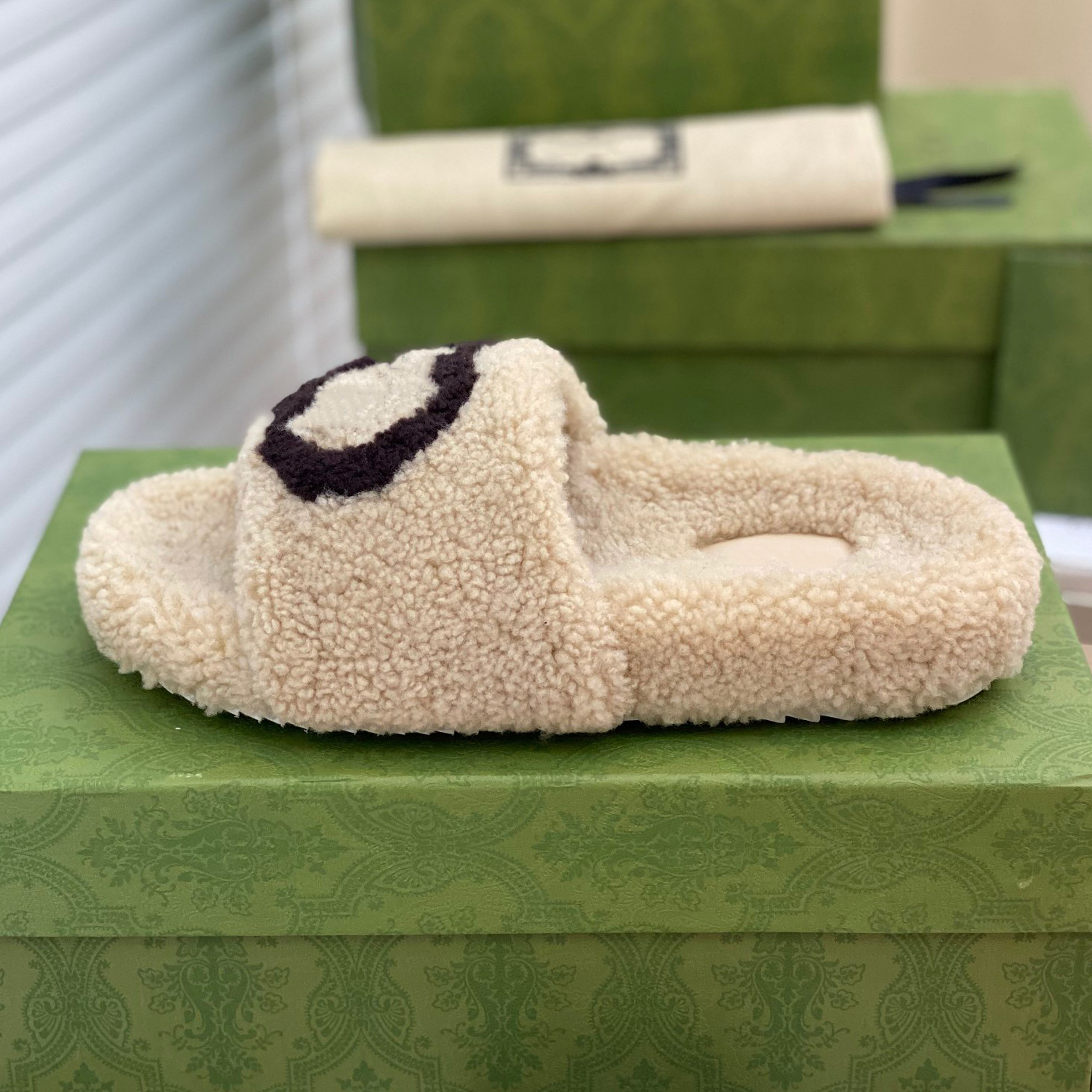

Ladies woolen Sheepskin Winter slipper fur one piece lamb wool warm and comfortable Fashion wear resistant rubber flat slippers 35-40 us 5-us 8.5, As picture