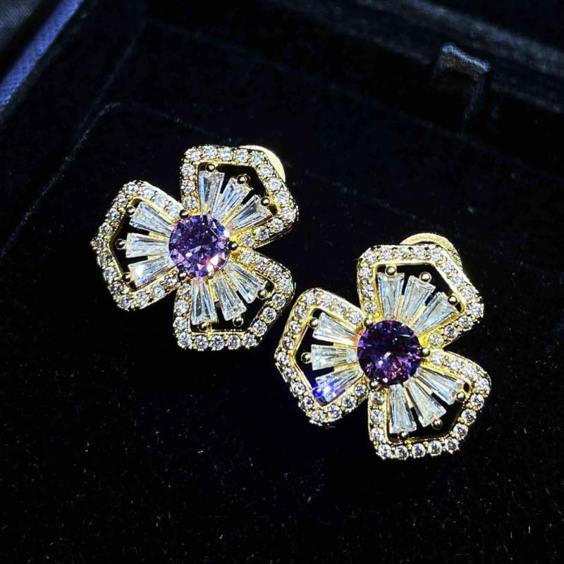 

Stud Clover Earrings Slightly Inlaid With Diamonds Shiny 18K Gold Filled Jewelry For Woman, Golden;silver