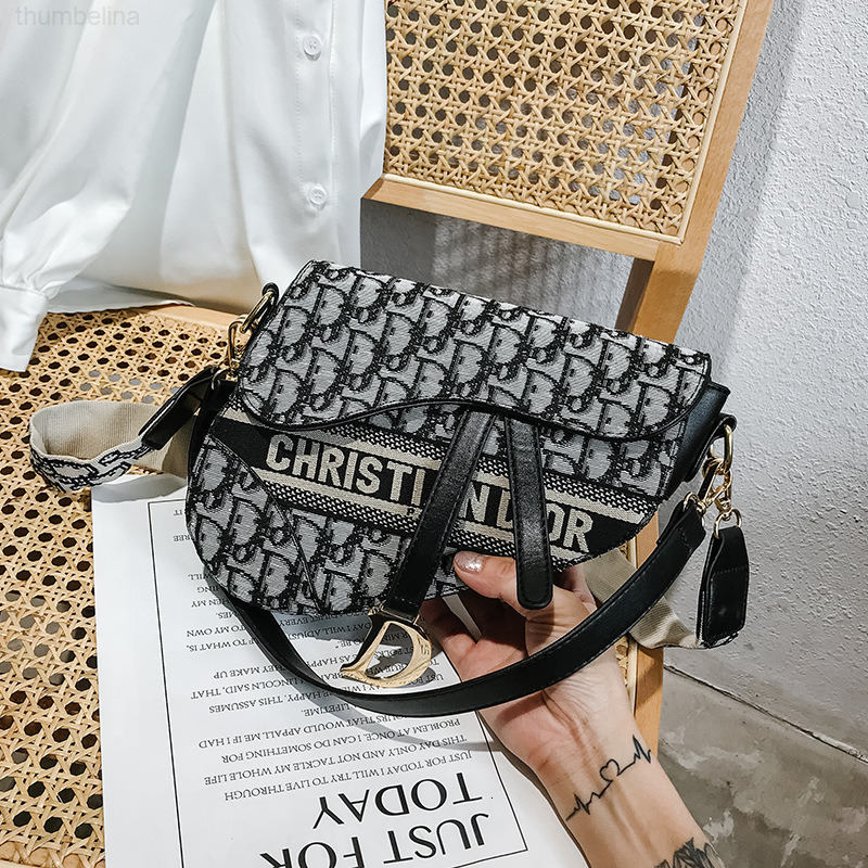 Sac à main Sac Femme Automne et hiver Lettre de contraste de la mode petite D Selle familiale 2021 Messenger à l'épaule unique
