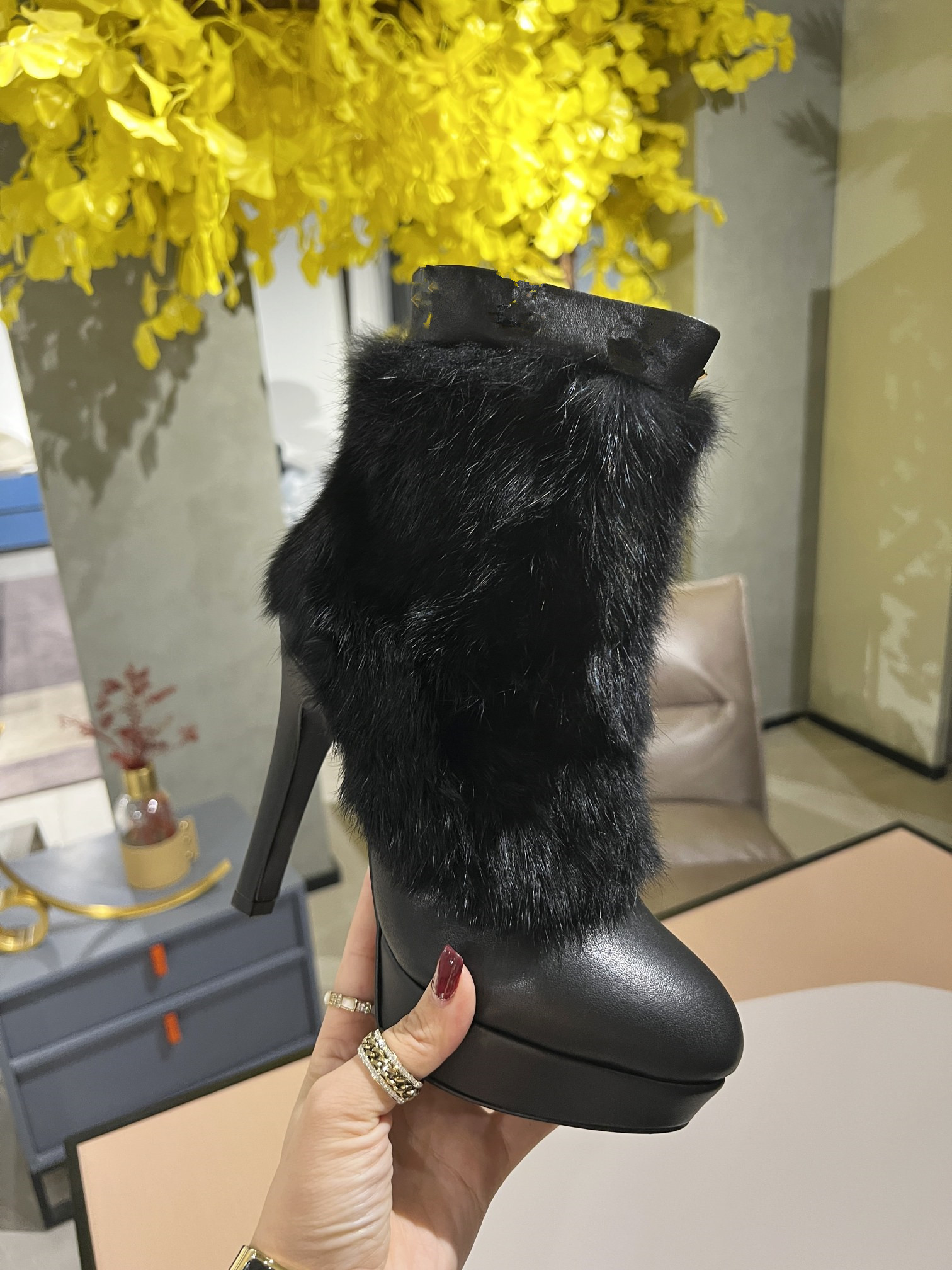 

21/22 autumn and winter short boots fashion trend mink fur short boots high-end leather material temperament ladies casual high heels size 4