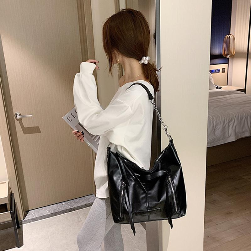 

Women's Tassel Handbags Large Capacity Chain Design Ladies Shoulder Bags Leather Motorcycle Bag Female Crossbody Bags Big Totes, Black