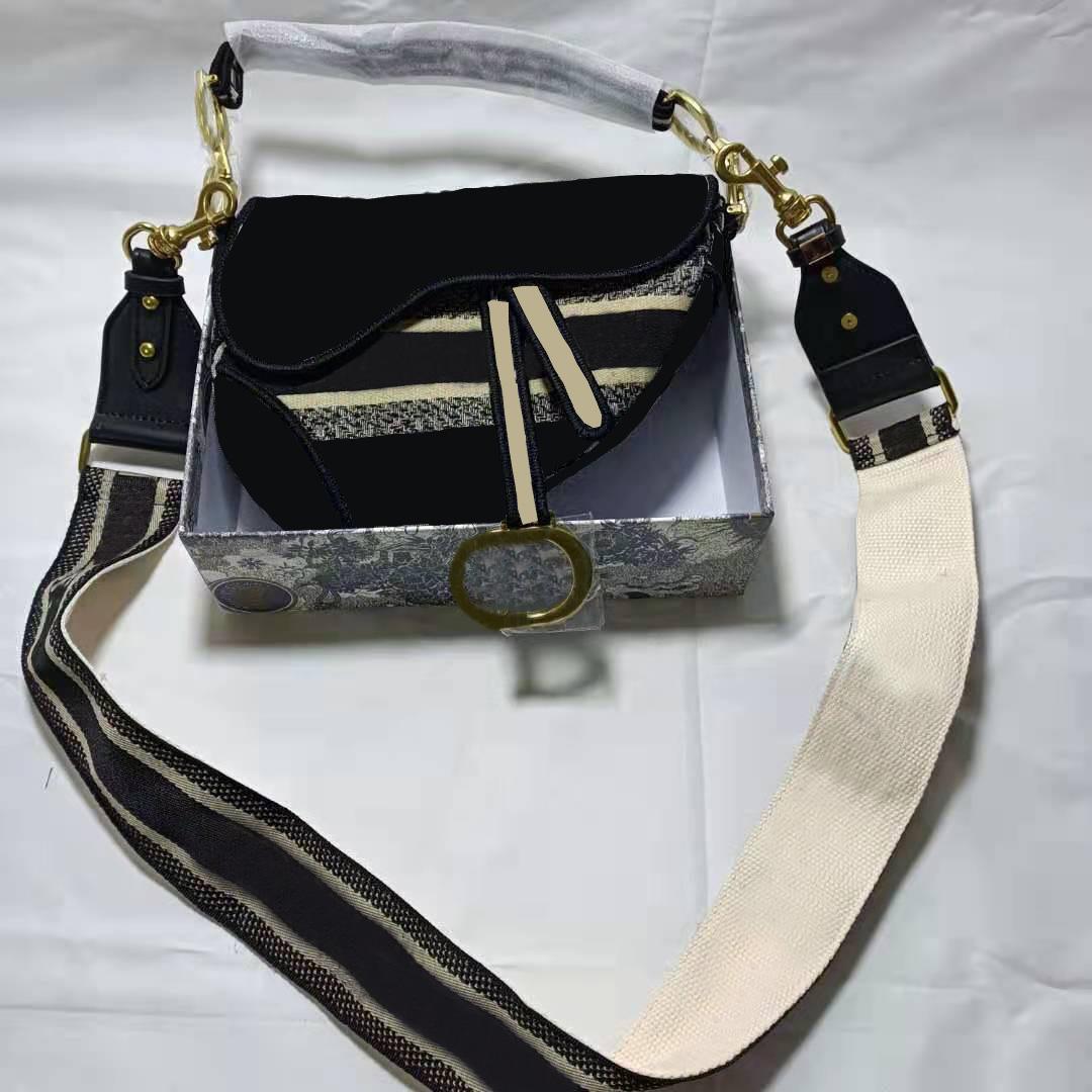 

Shoulder Bags. 2021 fashion ladies retro metal pendant all-match messenger bag, Make up the freight