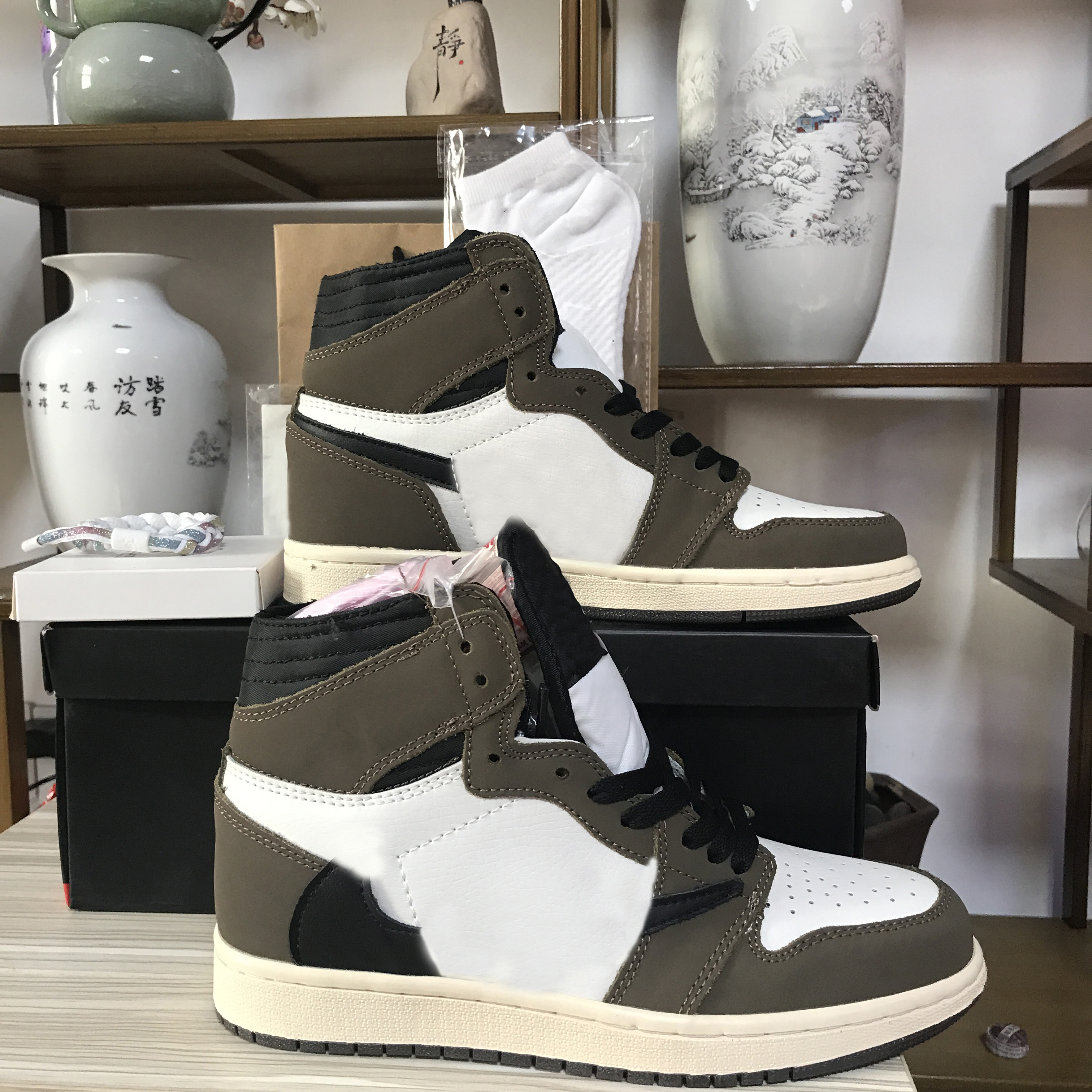 

Jumpman OG Mocha Basketball Shoes High 1s University Blue Electro Orange Dark Bred Shadow UNC Twist Men Women trainers 36-46, #38 mocha