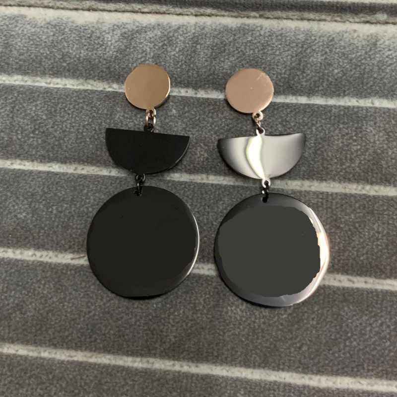 

2021 Not Fading Big Size Classic Design Women Jewelry White Shell Studs High Quality Stainless Steel Stamp For Women Party Gifts Wholesale, Golden;silver