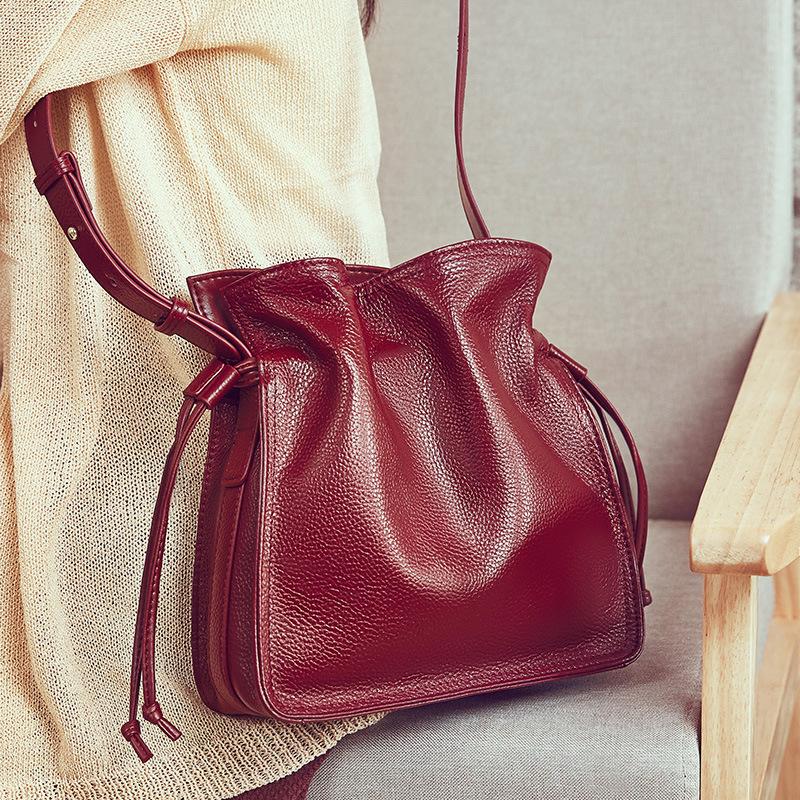 

2021 Leather Handbags Fashion New Bucket Top Layer Leather Ladies Single Shoulder Straps Buckle Buckle Messenger Bag, Black