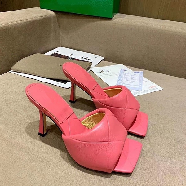 

2021The latest Matte leather checked shoes Square - mouthed, open-toed women flat heel hjkk002