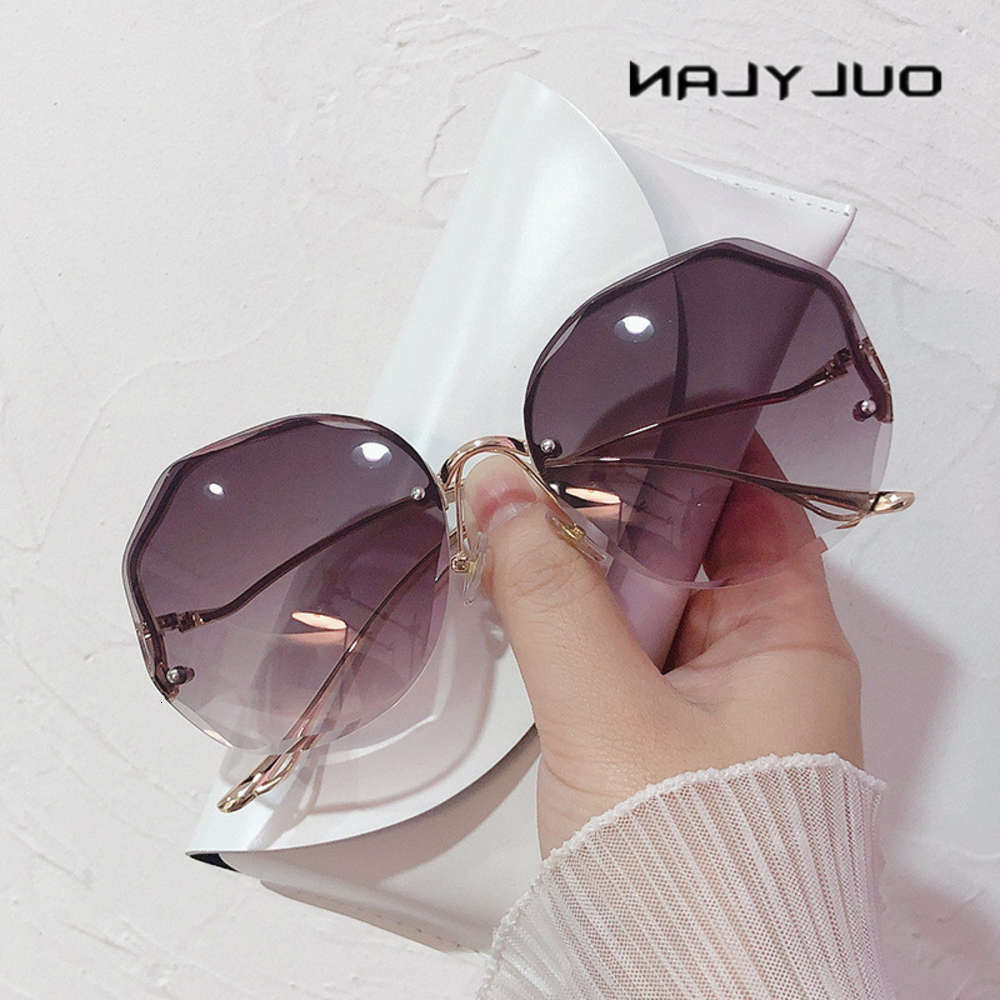 

2021 Fashion Tea Gradient Ocean Water Cut Framed Lens Metals Bended Temples Sunglasses Women UV400, Black